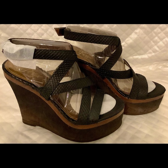 Gently used FERGIE RUSHER WEDGE SANDAL BLACK SNAKE STRAPS - Picture 1 of 7